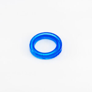 Photographie du minimiseur d'évaporation d'eNUVIO. anneau bleu de 35 mm en PDMS avec des pistes circulaires autour d'une ouverture centrale.